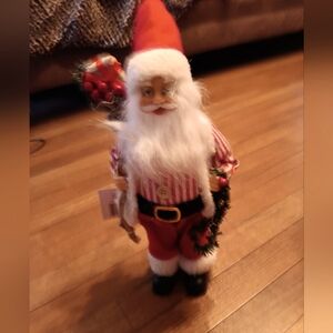 NWT CHRISTMAS 2021 Santa Claus Figurine with Candy Cane and Wreath